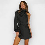 Asymetrické saténové šaty