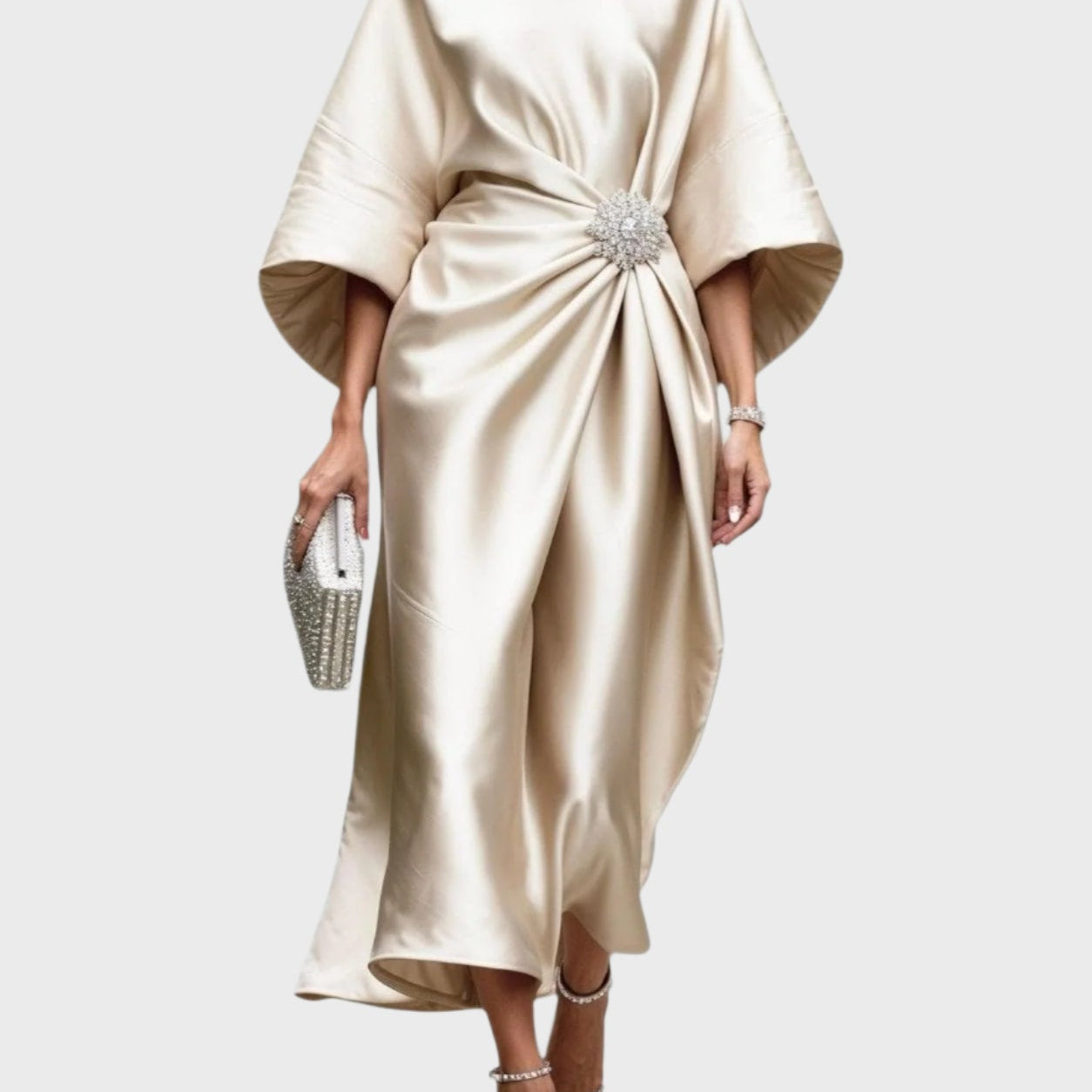 Satinové šaty s bočním skladem a dekorativní sponou