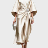 Satinové šaty s bočním skladem a dekorativní sponou