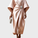 Satinové šaty s bočním skladem a dekorativní sponou