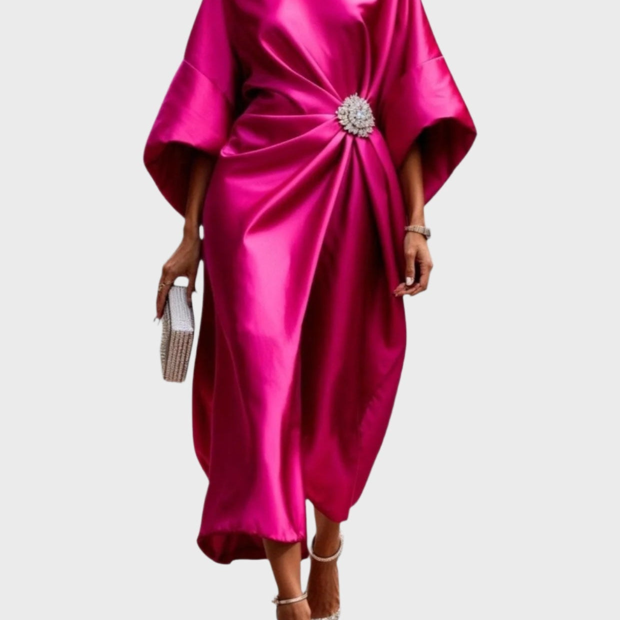 Satinové šaty s bočním skladem a dekorativní sponou