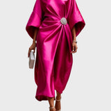 Satinové šaty s bočním skladem a dekorativní sponou