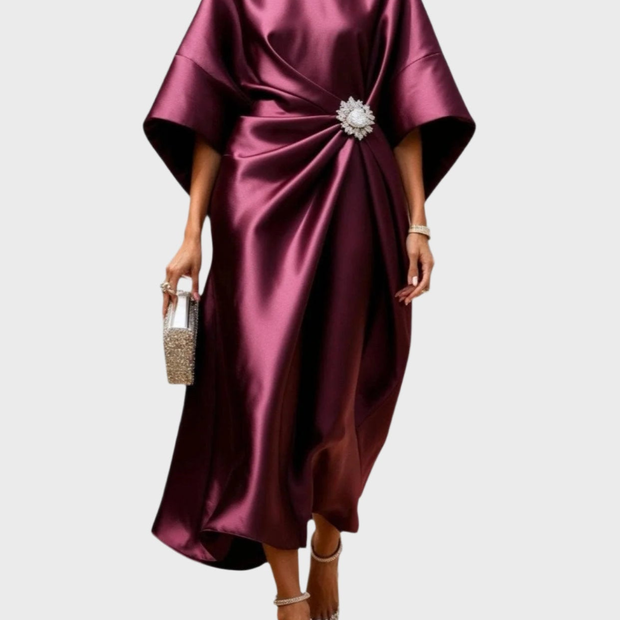 Satinové šaty s bočním skladem a dekorativní sponou