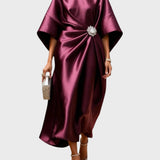 Satinové šaty s bočním skladem a dekorativní sponou