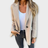 Jednoduchý přestřihovaný blazer