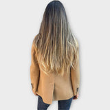 Jednoduchý přestřihovaný blazer