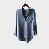 Hedvábná blůza s elegantní linií a moderním detailem