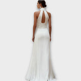 Elegantní saténové večerní šaty s plisovaným halter výstřihem