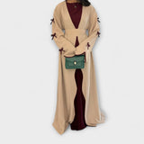 Stylový kardigan a šaty v kombinaci s pruhovanou dekorací