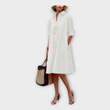 Elegantní polo šaty vyrobené z prémiové tkaniny