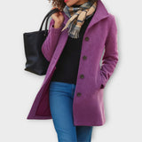 Sofistikovaný kabát s knoflíky a střední délkou