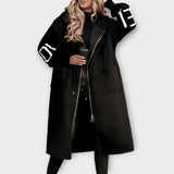 Dlouhý kabát s kapucí a výraznými rukávy