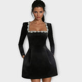 Mini šaty s čtvercovým výstřihem a krystalovými ozdobami