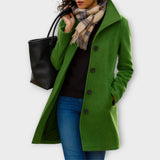 Sofistikovaný kabát s knoflíky a střední délkou