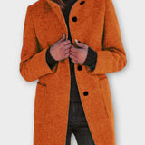 Nadčasový kabát s knoflíky a střední délkou