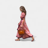 Romantické šaty s páskem a saténovými volány