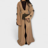 Stylový kardigan a šaty v kombinaci s pruhovanou dekorací