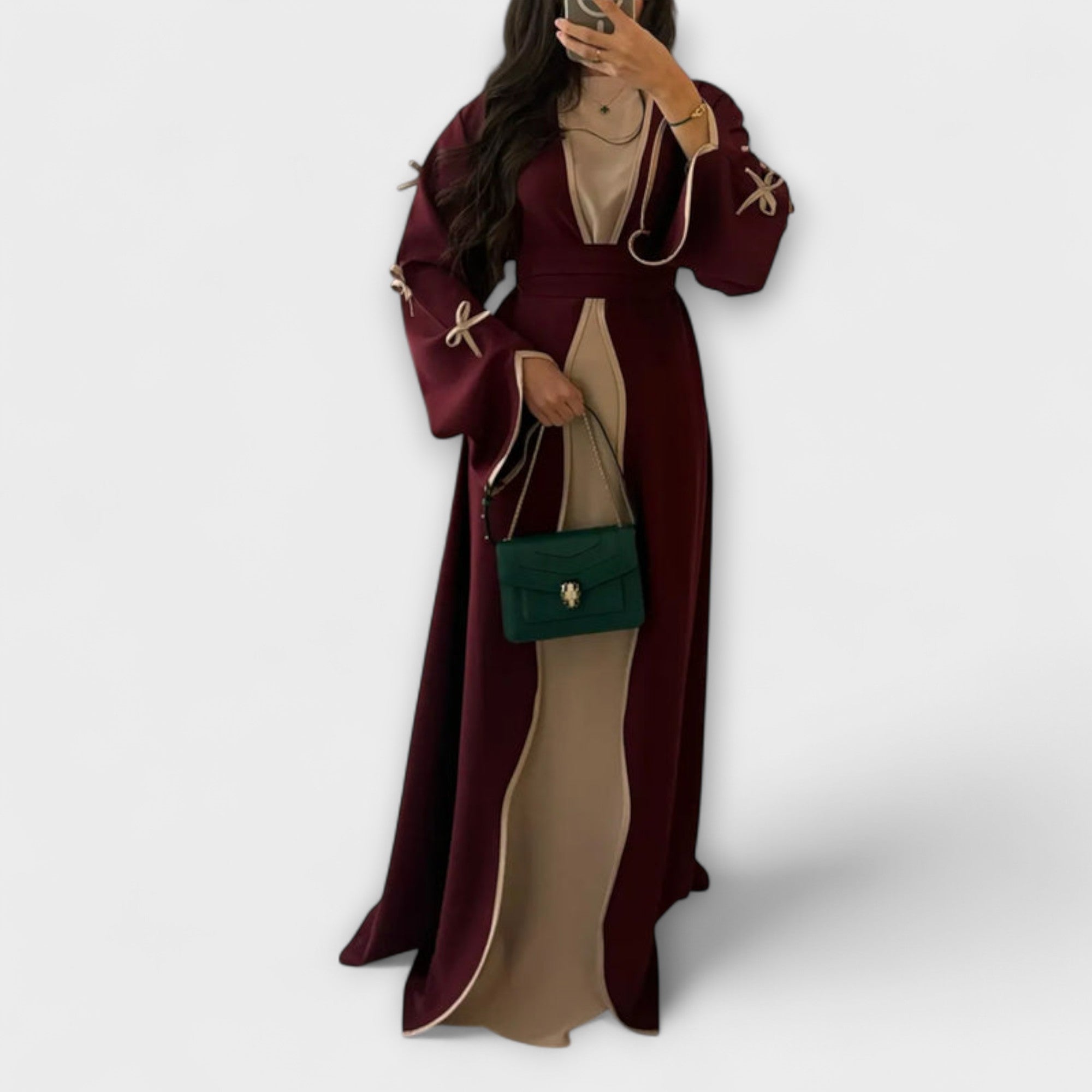 Stylový kardigan a šaty v kombinaci s pruhovanou dekorací