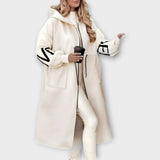 Dlouhý kabát s kapucí a výraznými rukávy