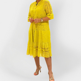 Krajková šaty s rukávy a předními knoflíky