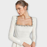 Mini šaty s čtvercovým výstřihem a krystalovými ozdobami