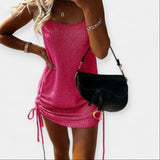 Bezramenné pletené šaty s páskem