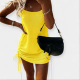 Bezramenné pletené šaty s páskem