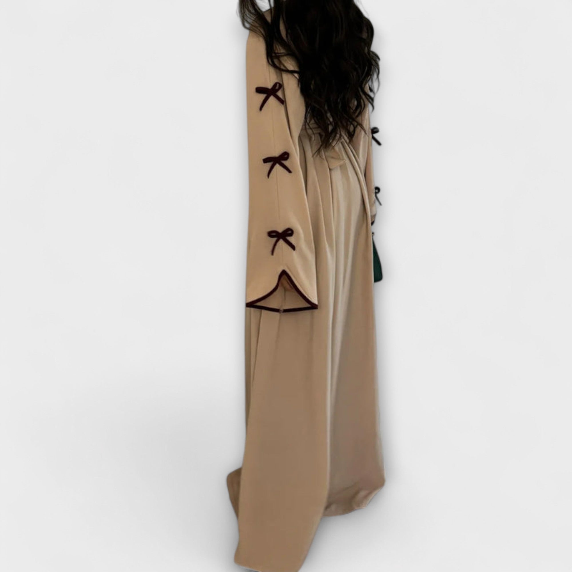 Stylový kardigan a šaty v kombinaci s pruhovanou dekorací