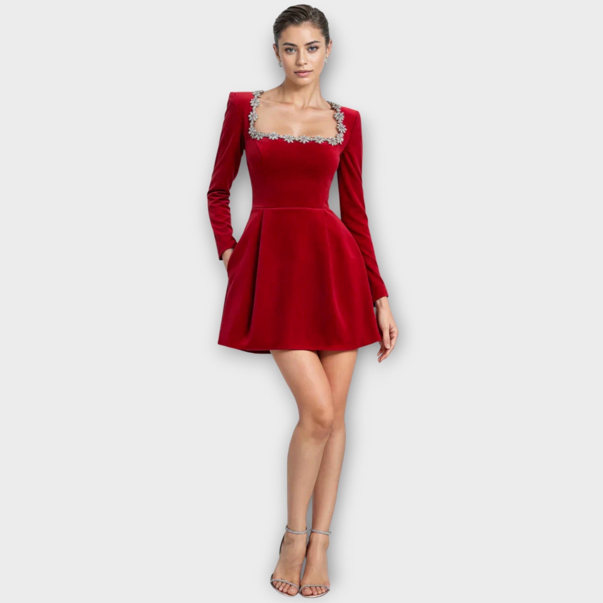 Mini šaty s čtvercovým výstřihem a krystalovými ozdobami