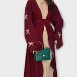 Stylový kardigan a šaty v kombinaci s pruhovanou dekorací