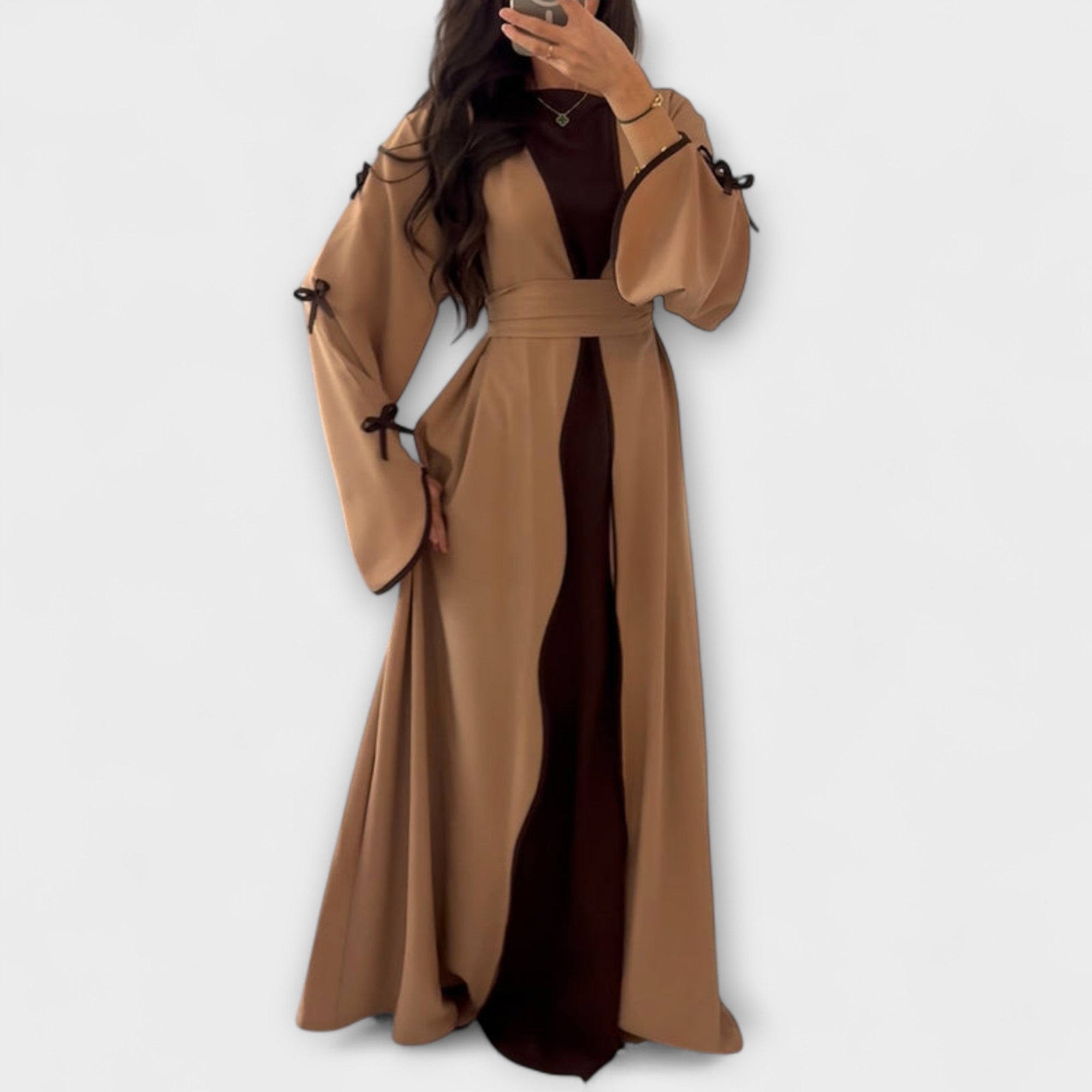 Stylový kardigan a šaty v kombinaci s pruhovanou dekorací