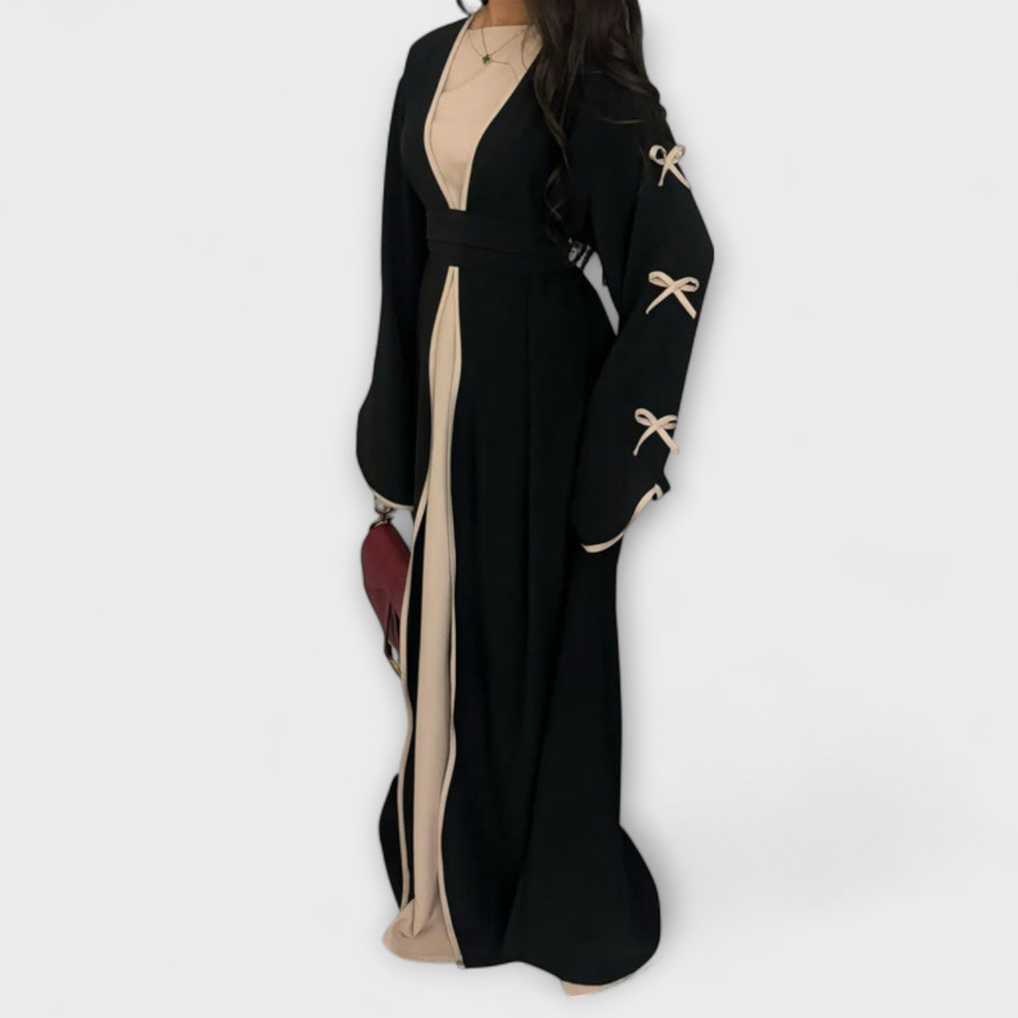 Stylový kardigan a šaty v kombinaci s pruhovanou dekorací