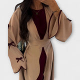 Stylový kardigan a šaty v kombinaci s pruhovanou dekorací