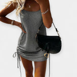 Bezramenné pletené šaty s páskem