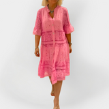 Krajková šaty s rukávy a předními knoflíky