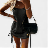 Bezramenné pletené šaty s páskem