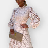 Romantické šaty s krajkovými detaily