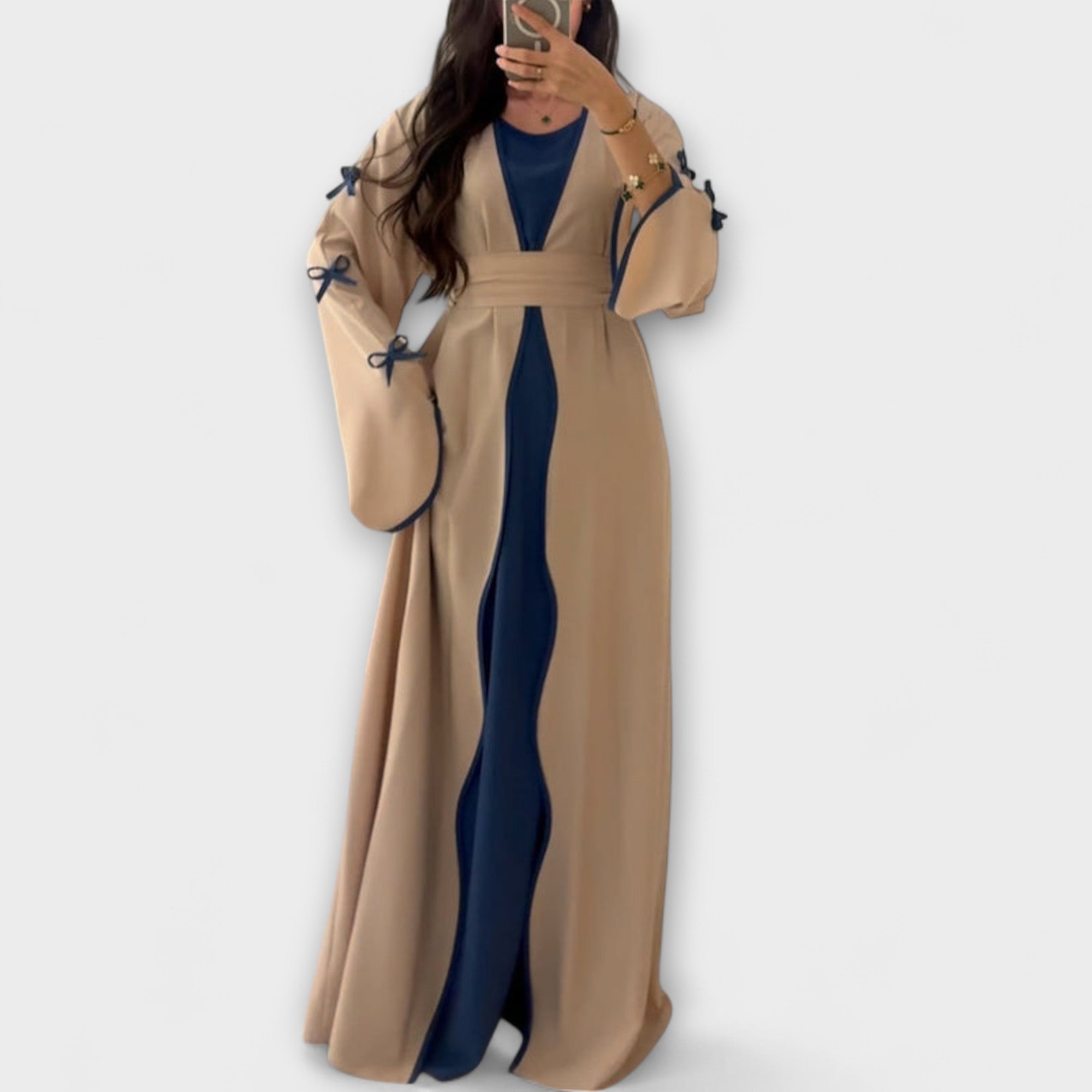 Stylový kardigan a šaty v kombinaci s pruhovanou dekorací