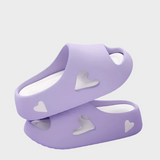 Žabky s hravým srdíčkovým designem