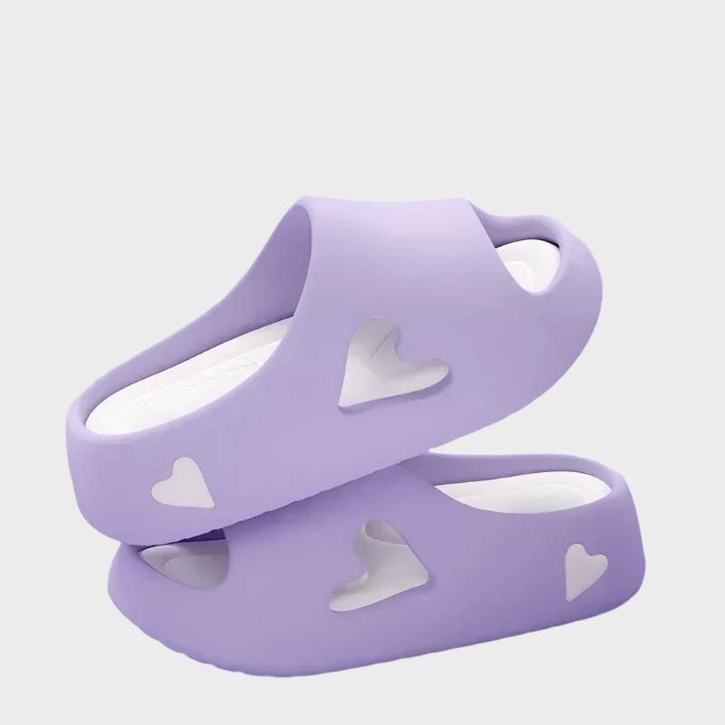 Žabky s hravým srdíčkovým designem