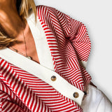 Svetr s knoflíky a chevron vzorem