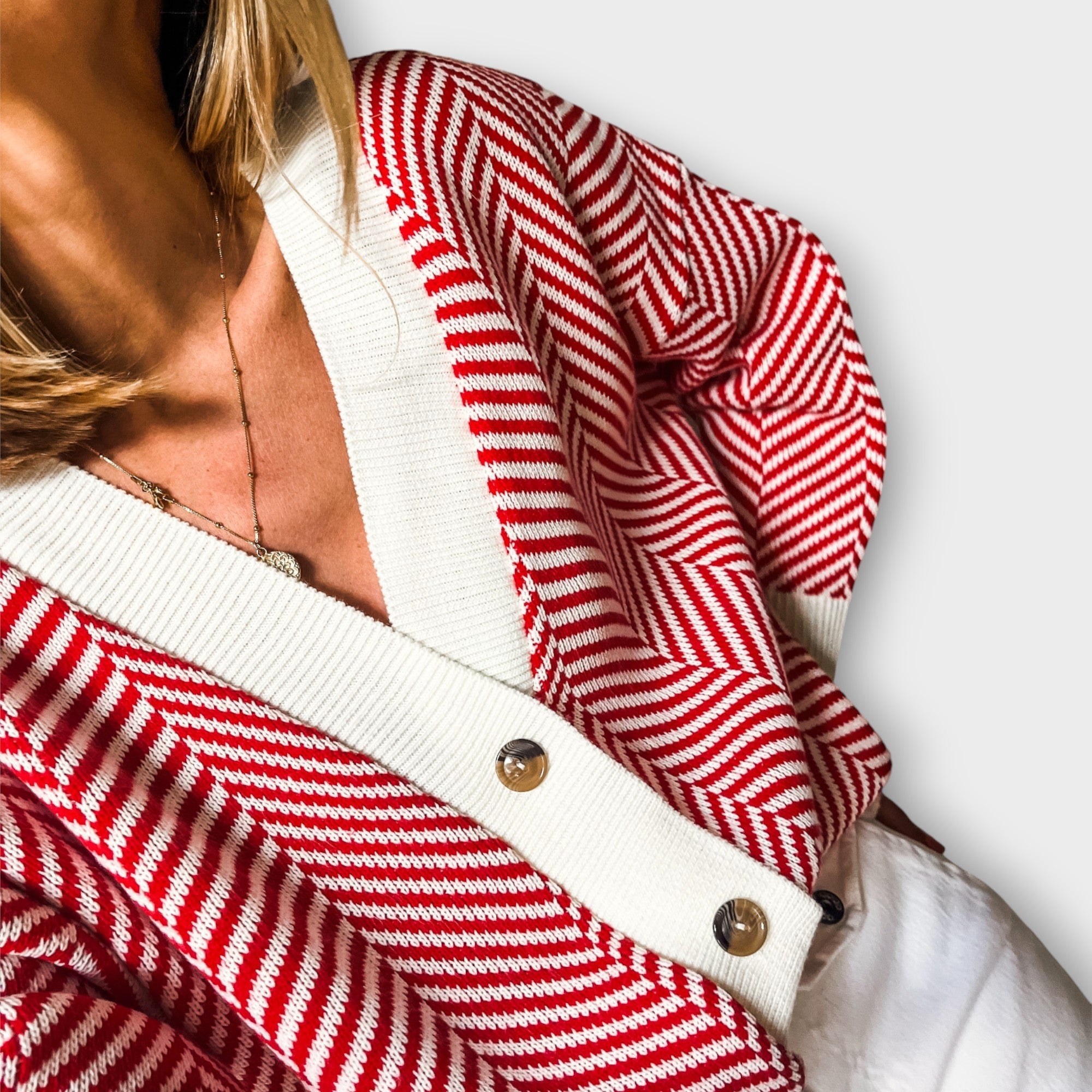 Svetr s knoflíky a chevron vzorem