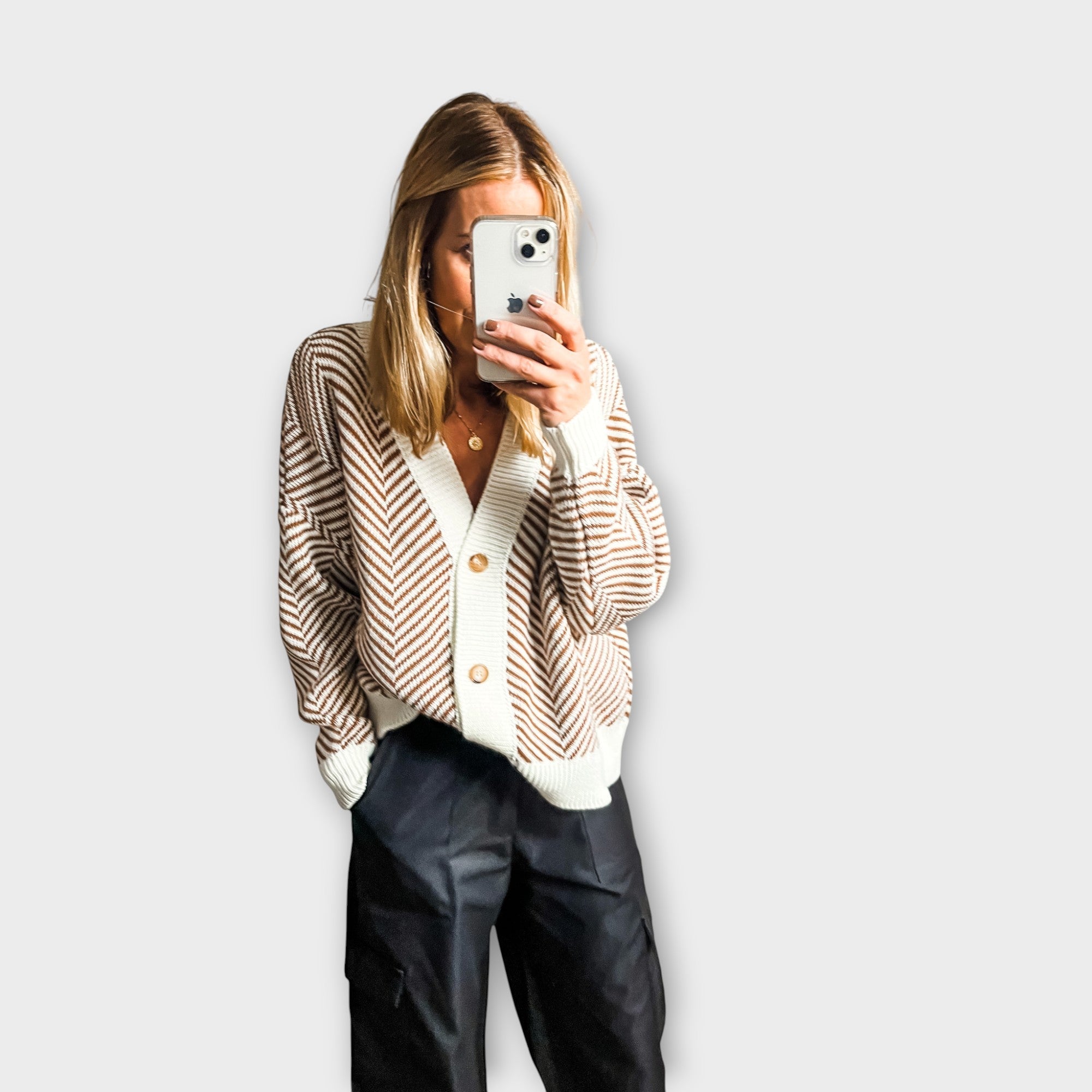 Svetr s knoflíky a chevron vzorem