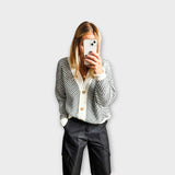 Svetr s knoflíky a chevron vzorem