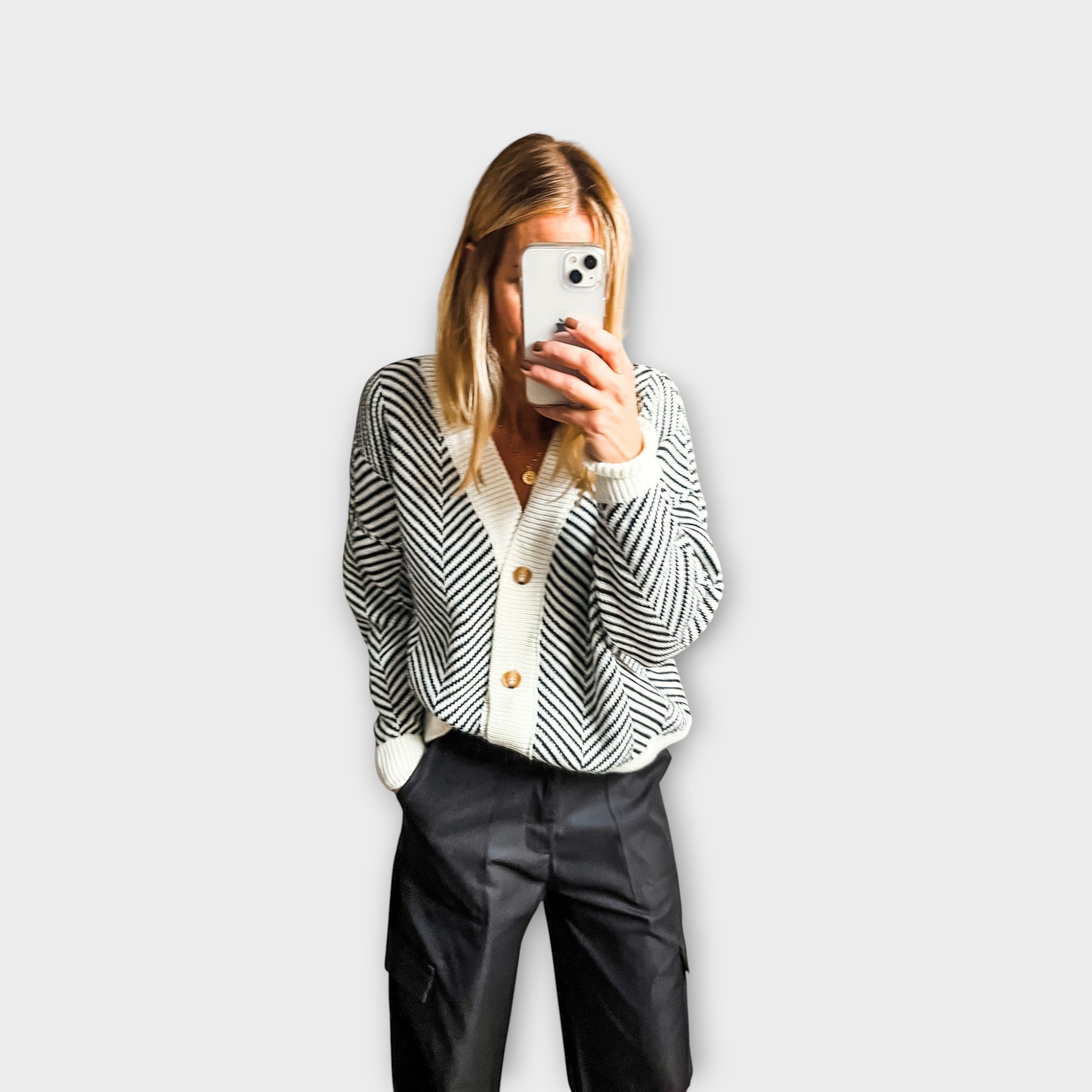 Svetr s knoflíky a chevron vzorem