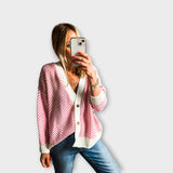 Svetr s knoflíky a chevron vzorem