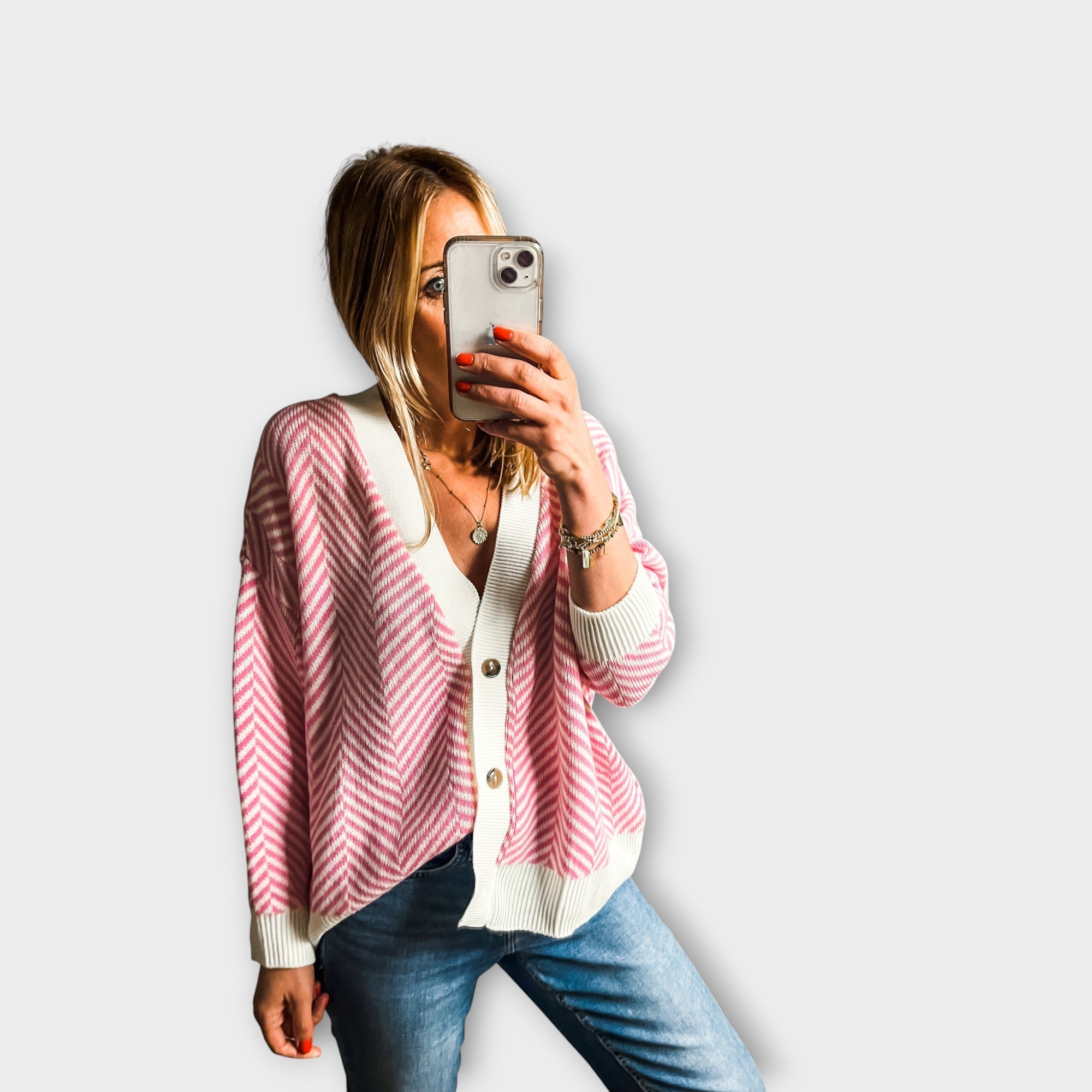 Svetr s knoflíky a chevron vzorem