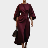 Elegantní minimalistické šaty s páskem a širokými rukávy