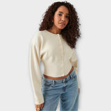 Moderní zkrácený kardigan s detailem knoflíku