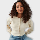 Moderní zkrácený kardigan s detailem knoflíku